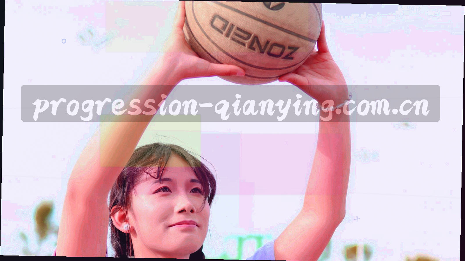印刷边框与叠纸纹理的抽象特写，米白与岩灰交叠